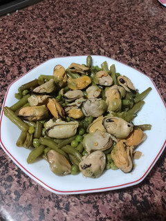 Una foto de Judías verdes y guisantes con mejillones en escabeche