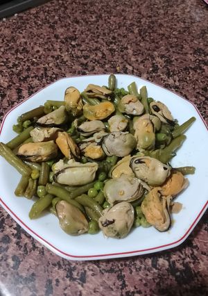 Una foto de Judías verdes y guisantes con mejillones en escabeche
