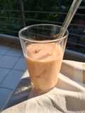 Smoothie με παγωμένη μπανάνα και φρούτα