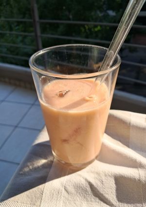 Φωτογραφία της συνταγής Smoothie με παγωμένη μπανάνα και φρούτα