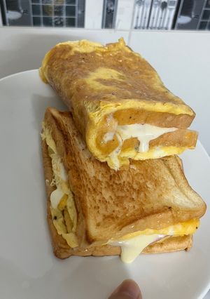 Hình của món Sandwich trứng phiên bản INSIDE & OUTSIDE.