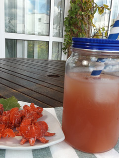Una foto de Zumo de manzana, pera, uva e hibiscus