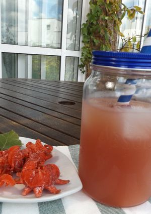 Una foto de Zumo de manzana, pera, uva e hibiscus