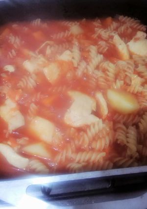 Una foto de Guiso de pollo con fideos