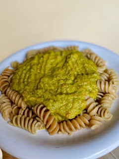 Una foto de 🥦fideos de legumbres con salsa de brócoli🥦