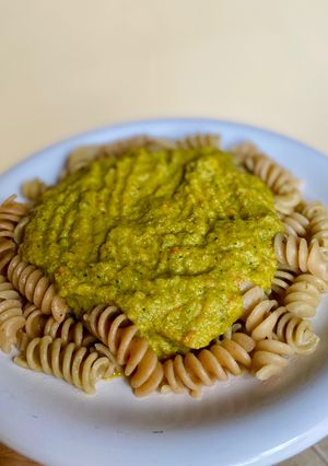 Una foto de 🥦fideos de legumbres con salsa de brócoli🥦