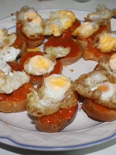Una foto de Tostas de huevo de codorniz
