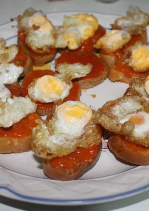Una foto de Tostas de huevo de codorniz