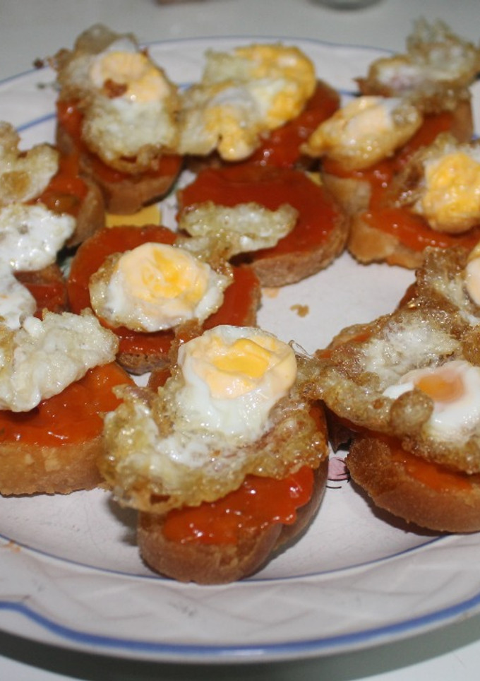 Una foto de Tostas de huevo de codorniz