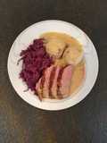 Rosa gebratene Entenbrust mit selbst gemachtem Rotkohl und Semmelknödel