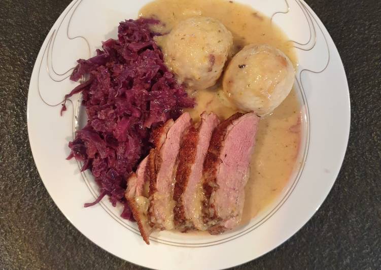 Recipe: Delicious Rosa gebratene Entenbrust mit selbst gemachtem Rotkohl und Semmelknödel