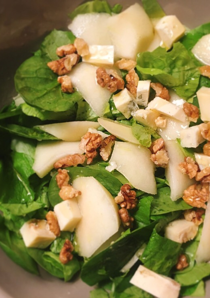 Una foto de Ensalada de espinacas con pera, gorgonzola y miel