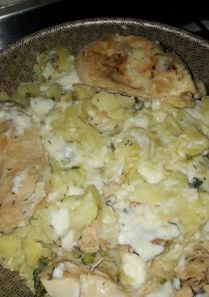 Una foto de Pollo al verdeo con salsa Blanca y papas