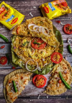 நூடுல்ஸ் பொட்டல பரோட்டா (Noodles Pottala Parotta recipe in tamil) செய்முறை முக்கிய புகைப்படம்