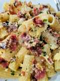 Maccheroni con bacon crujiente y salsa de queso Skyr