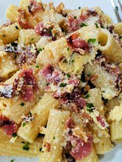 Una foto de Maccheroni con bacon crujiente y salsa de queso Skyr