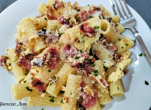 Una foto de Maccheroni con bacon crujiente y salsa de queso Skyr