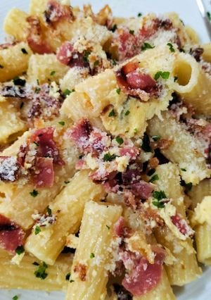 Una foto de Maccheroni con bacon crujiente y salsa de queso Skyr