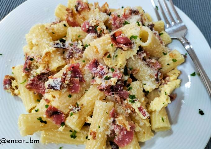 Receta de macarrones con salsa de queso crujiente y especiada