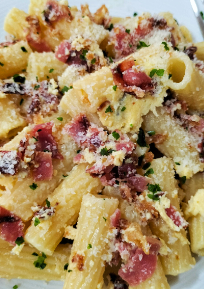 Una foto de Maccheroni con bacon crujiente y salsa de queso Skyr