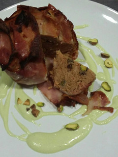 Una foto de Terrina de conejo con bacon y pistachos