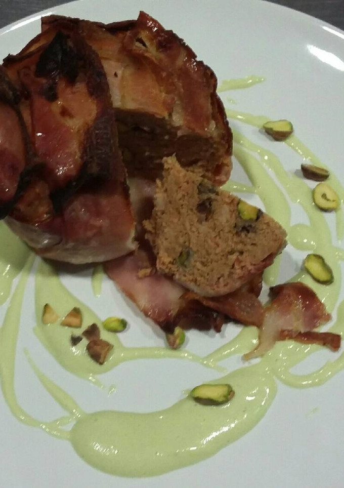 Una foto de Terrina de conejo con bacon y pistachos