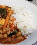 Curry rojo con pollo, verduras, garbanzos y leche de coco