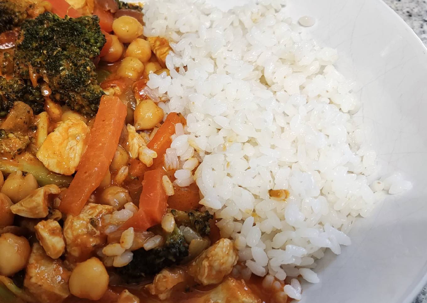 Curry rojo con pollo, verduras, garbanzos y leche de coco