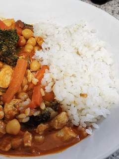 Una foto de Curry rojo con pollo, verduras, garbanzos y leche de coco