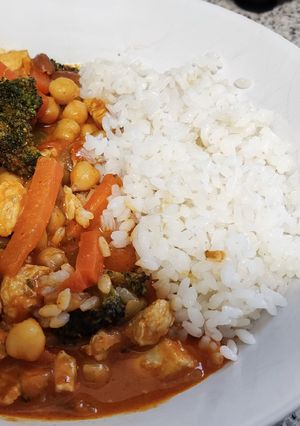 Foto principal de Curry rojo con pollo, verduras, garbanzos y leche de coco
