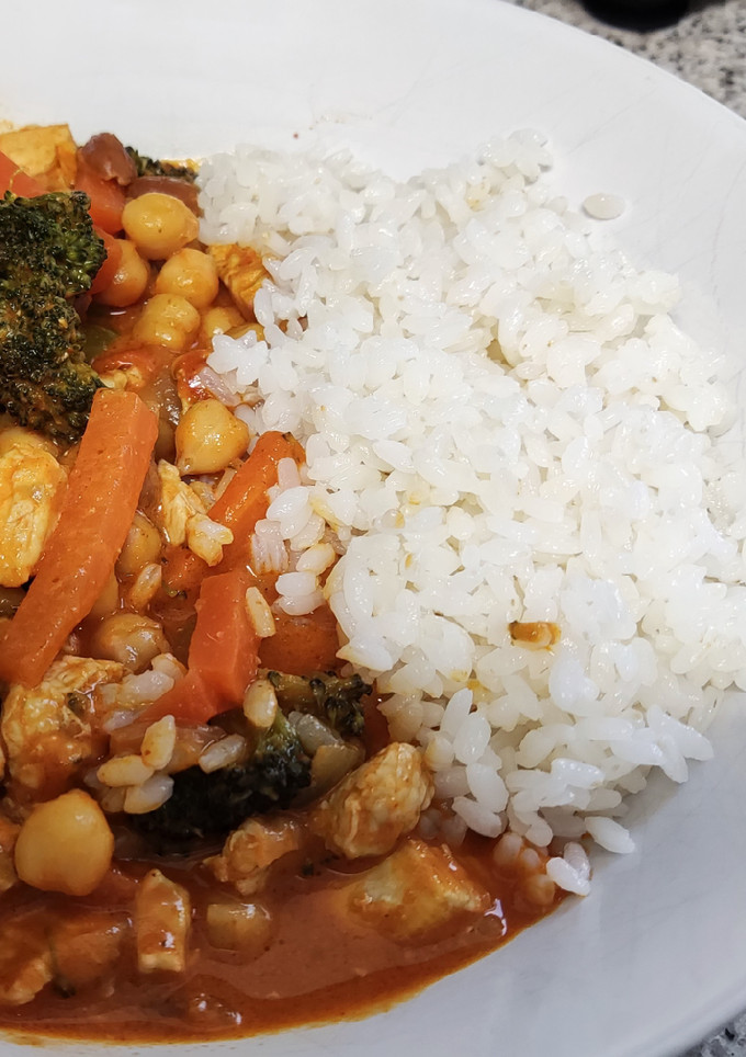 Una foto de Curry rojo con pollo, verduras, garbanzos y leche de coco
