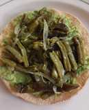 Tostadas de aguacate con nopales y rajas de poblano