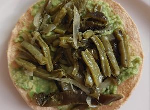 Una foto de Tostadas de aguacate con nopales y rajas de poblano