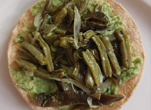 Una foto de Tostadas de aguacate con nopales y rajas de poblano