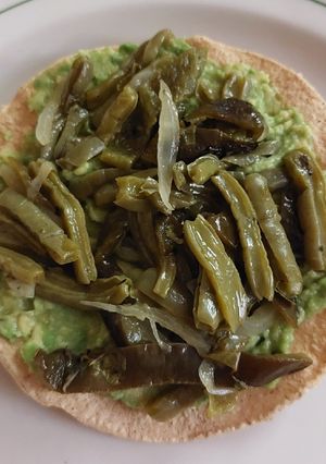 Una foto de Tostadas de aguacate con nopales y rajas de poblano