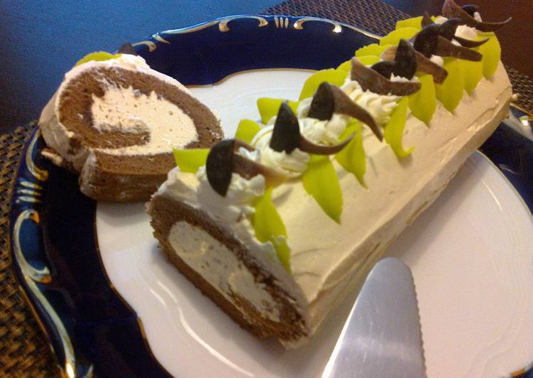 Kakaós rolád kávés-mascarponés krémmel töltve