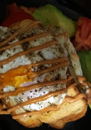 Φωτογραφία της συνταγής Τοστ αβοκάντο με τηγανητά αυγά, τυρί κρέμα, αλλαντικό και μαγιονέζα ✨