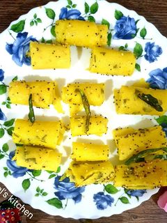 સુજી રોલ્સ (Sooji Rolls Recipe In Gujarati) રેસીપી મુખ્ય ફોટો