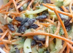 Фото Очень вкусный салат из овощей и консервированой фасоли.