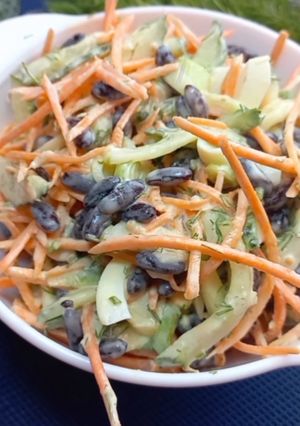 Фото Очень вкусный салат из овощей и консервированой фасоли.