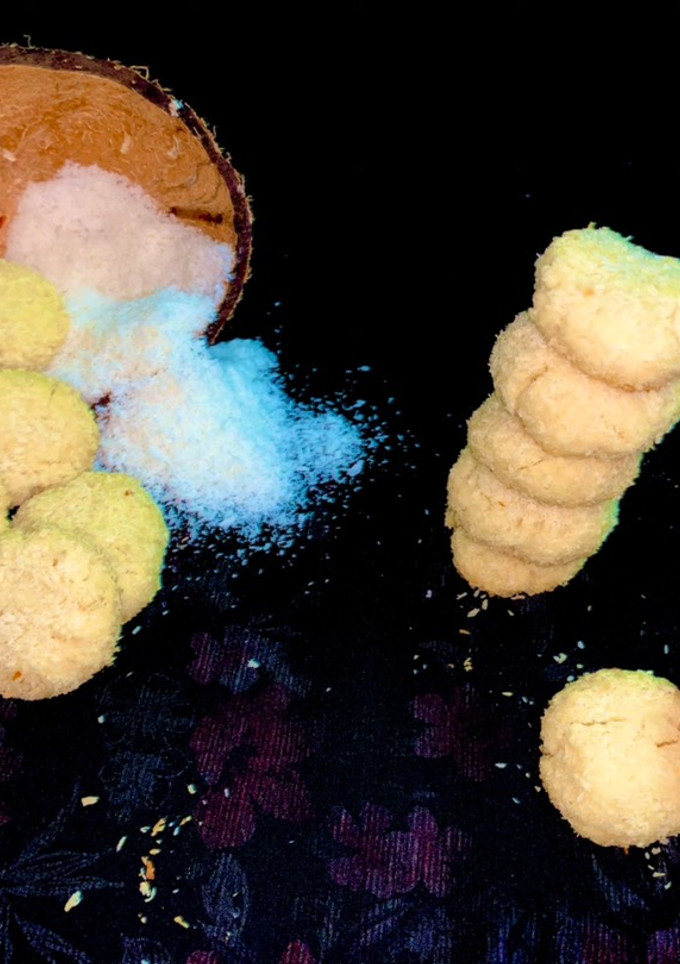 தேங்காய் குக்கீஸ் (Thenkaai cookies recipe in tamil) செய்முறை முக்கிய புகைப்படம்