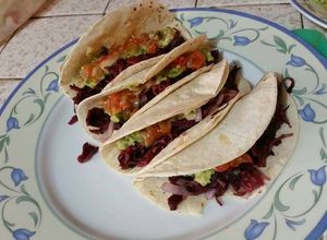 Una foto de Tacos de flor de jamaica