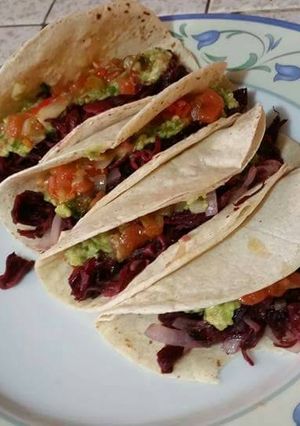 Una foto de Tacos de flor de jamaica
