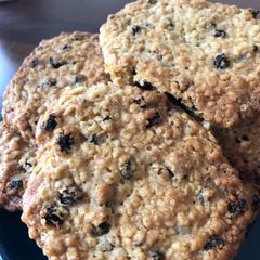 A picture of Oat and raisin cookies.