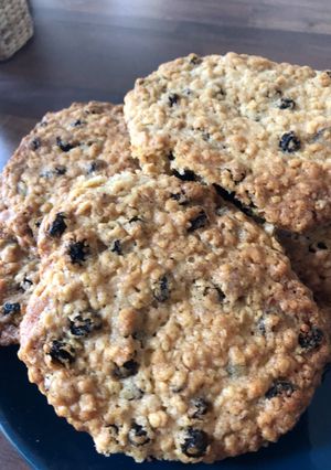 A picture of Oat and raisin cookies.