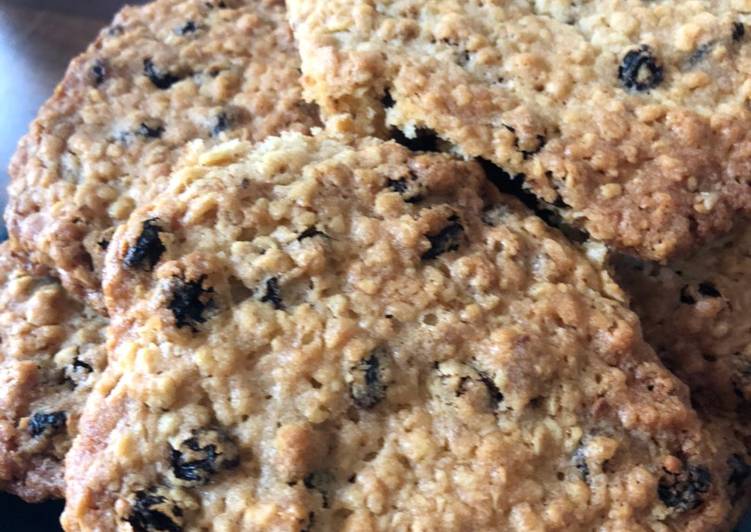 Steps to Prepare Speedy Oat and raisin cookies