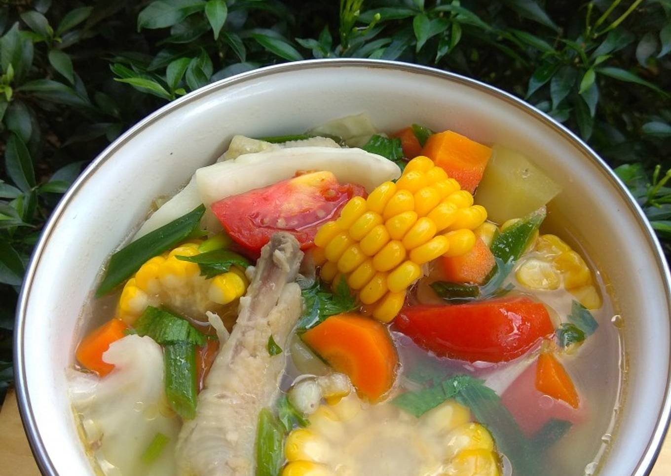 Sup jagung dengan sayuran dan kaki ayam