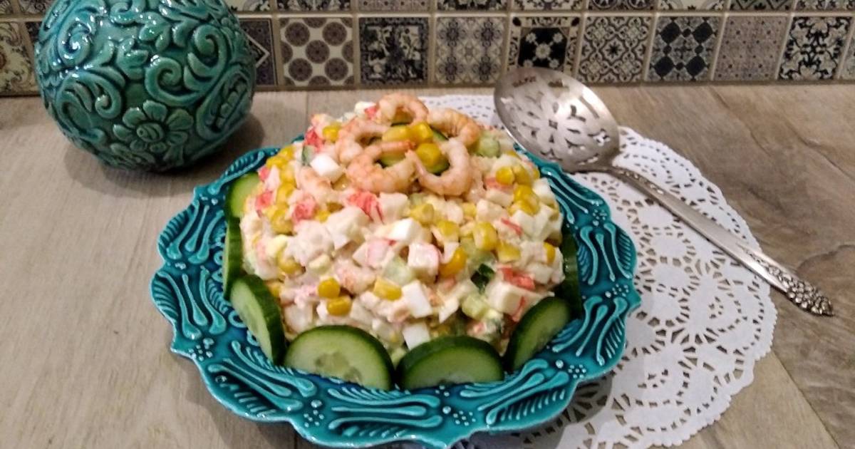 салат с кальмарами и креветками. морской салат (кальмар, креветки, осьминог, мидии). салат с крабов палочками и креветками. салат с крабом и креветками. салат с креветками и крабовыми палочками и кукурузой.