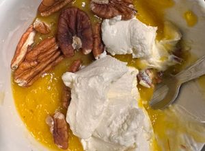 Una foto de MANGO, NUECES PECAN y YOGUR GRIEGO (desayuno nutritivo, saludable)