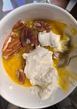 Una foto de MANGO, NUECES PECAN y YOGUR GRIEGO (desayuno nutritivo, saludable)